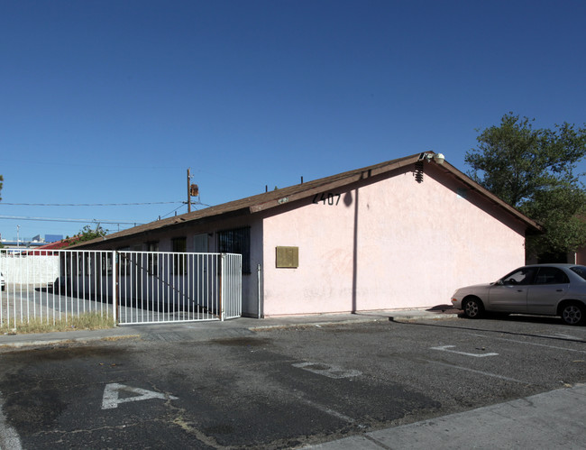 2407-2415 Daley St in North Las Vegas, NV - Building Photo - Building Photo