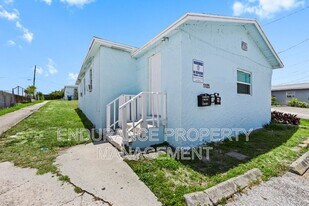 1125 W 28th St in Riviera Beach, FL - Building Photo
