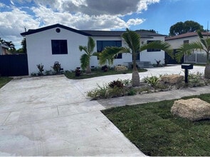 170 W 58th St in Hialeah, FL - Building Photo - Building Photo