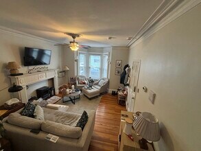 179 H St, Unit 1 in Boston, MA - Foto de edificio - Building Photo