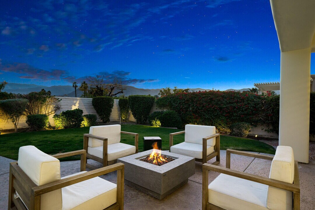 33 Calle La Reina in Rancho Mirage, CA - Building Photo