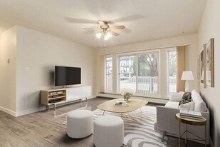 Crowchild Court in Wetaskiwin, AB - Building Photo