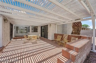 2004 Canterbury Dr in Las Vegas, NV - Building Photo - Building Photo