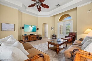 975 Tivoli Ct in Naples, FL - Building Photo