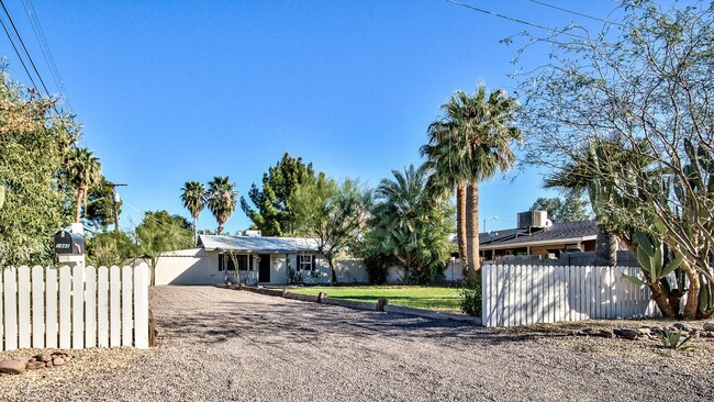 1442 E Meadowbrook Ave in Phoenix, AZ - Foto de edificio - Building Photo