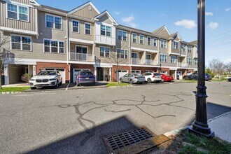 507 Greenland Square in Highland Park, NJ - Foto de edificio - Building Photo