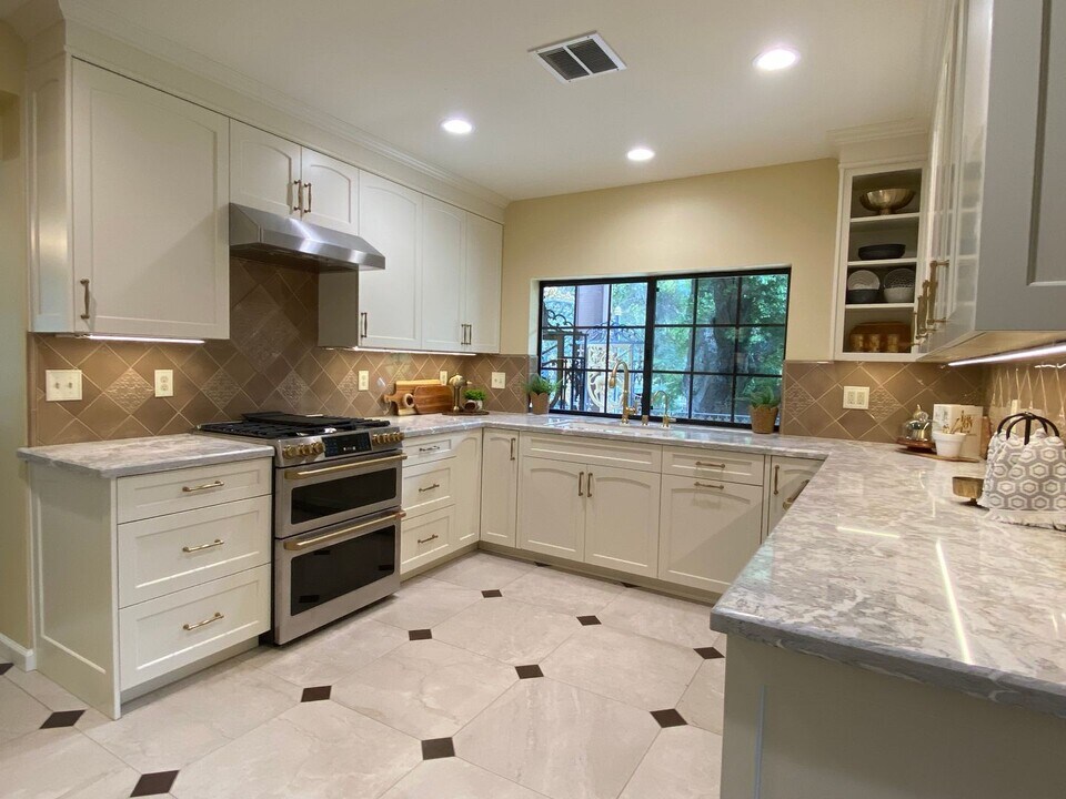10484 Creek Rd in Ojai, CA - Building Photo