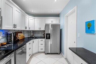 3111 Oakland Shores Dr in Oakland Park, FL - Building Photo - Building Photo