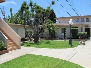 2233 Canyon Dr in Costa Mesa, CA - Building Photo - Building Photo