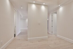 99 Avenue Rd in Toronto, ON - Building Photo