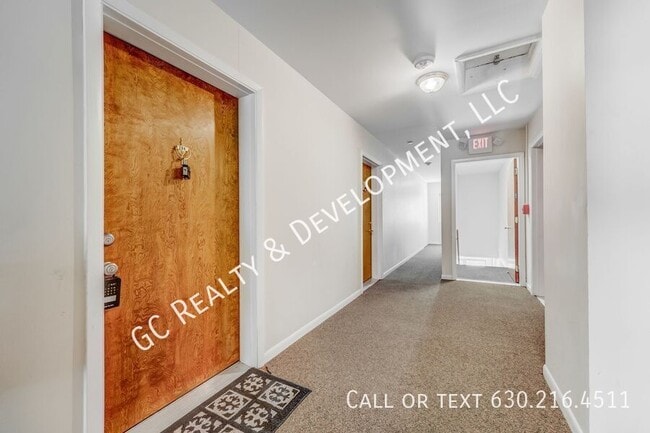 1115 Royal St George Dr in Naperville, IL - Building Photo - Building Photo