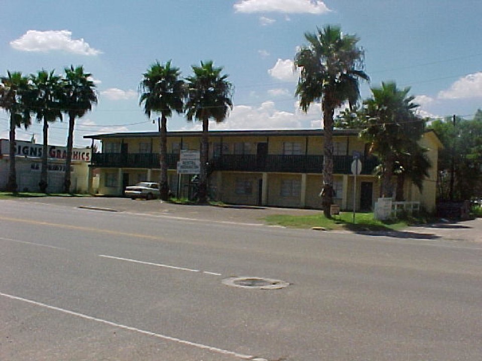 105 N Alamo Rd in Alamo, TX - Building Photo