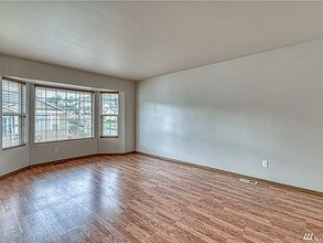 2989 Lowren Loop in Port Orchard, WA - Building Photo - Building Photo