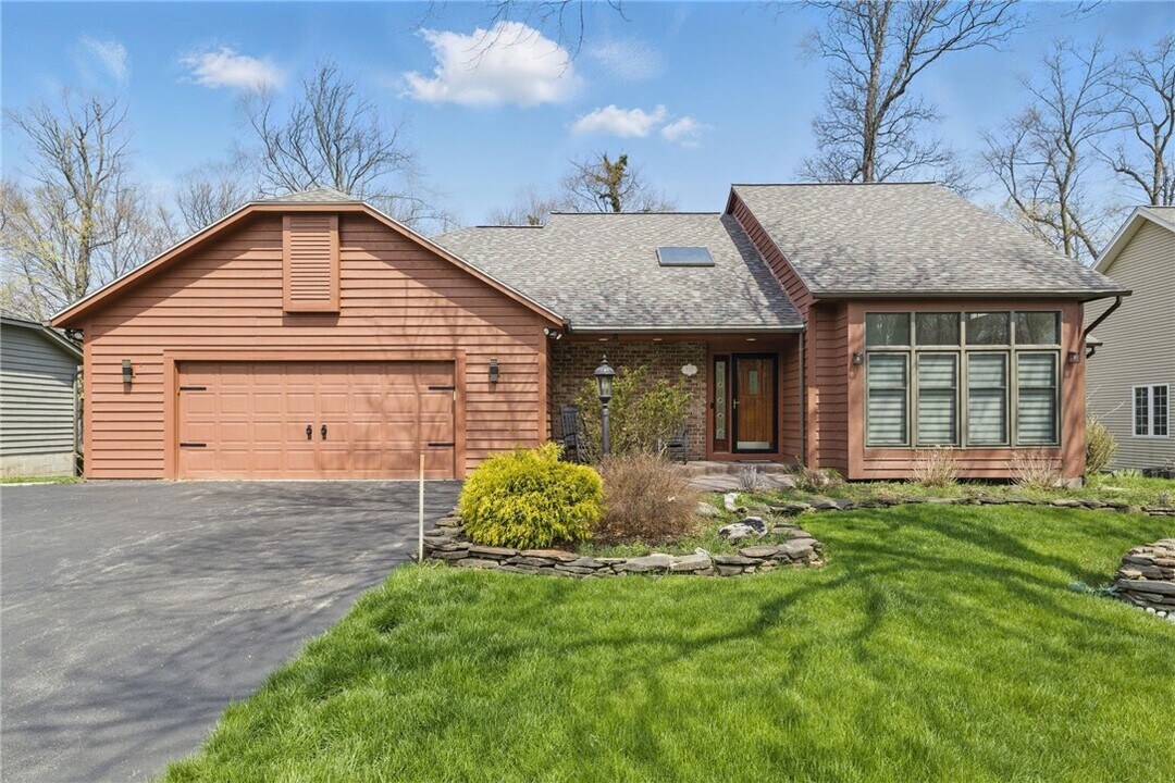 112 Heather Ridge in Rochester, NY - Building Photo