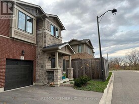 25 Pelican Ln in Hamilton, ON - Building Photo