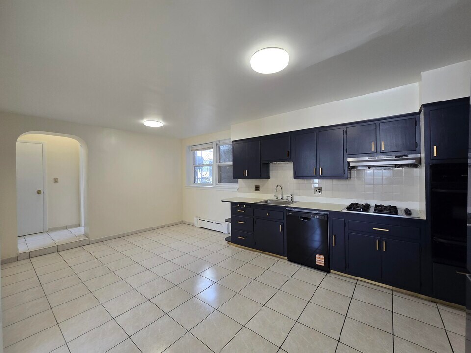 6708 Newkirk Ave in North Bergen, NJ - Building Photo