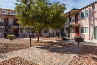 504 Calcaterra Cir in Las Vegas, NV - Building Photo - Building Photo