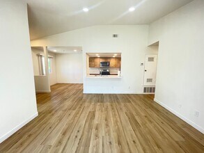 9489 Fairgrove Ln in San Diego, CA - Building Photo - Building Photo