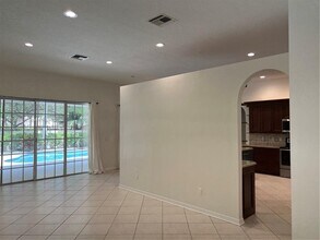 2051 NW 125th Terrace in Pembroke Pines, FL - Foto de edificio - Building Photo