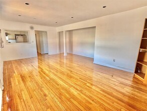 7 Bond St in Great Neck, NY - Building Photo - Building Photo