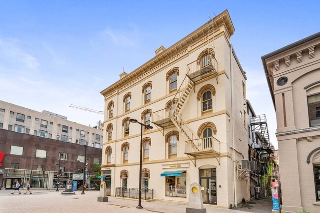 102 N Tioga St, Unit 3rd Floor in Ithaca, NY - Building Photo - Building Photo