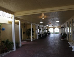 Burgundy Square in Venice, FL - Foto de edificio - Building Photo