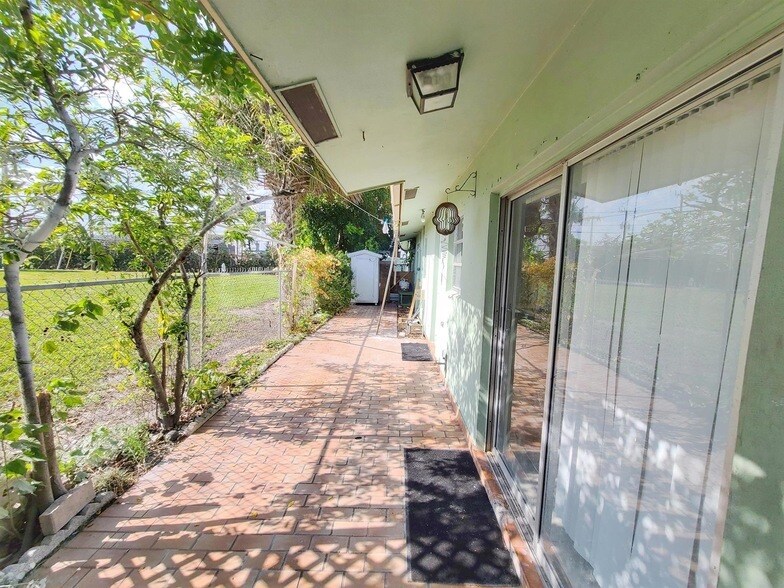 412 Conniston Rd in West Palm Beach, FL - Building Photo