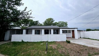 101 S Lockhart St in Manor, TX - Building Photo