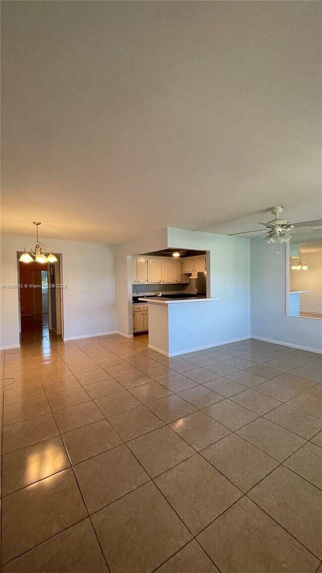 28 Sussex B in West Palm Beach, FL - Building Photo - Building Photo