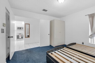 300 E Club Cir, Unit 203 in Boca Raton, FL - Building Photo - Building Photo