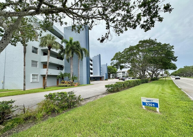 5301 NW 2nd Ave in Boca Raton, FL - Building Photo - Building Photo