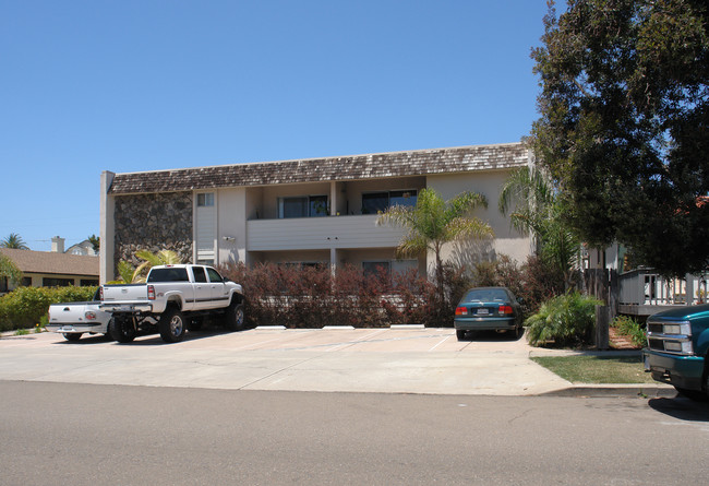 950 Chalcedony St in San Diego, CA - Building Photo - Building Photo