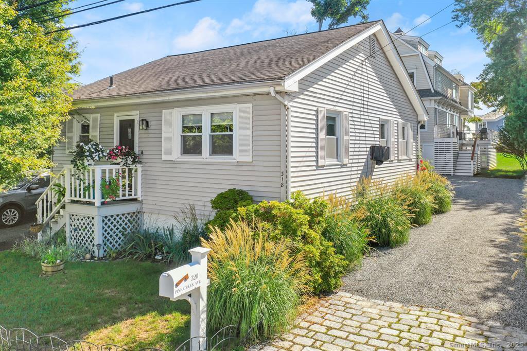 318 Pine Creek Ave in Fairfield, CT - Building Photo