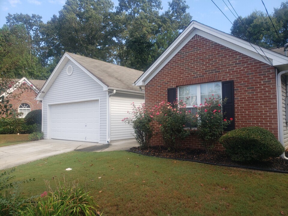 5511 Walnut Ln in Stonecrest, GA - Building Photo