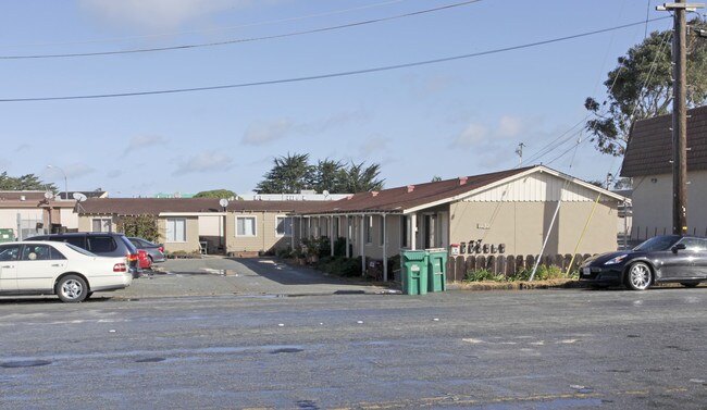 1137 Echo Ave in Seaside, CA - Foto de edificio - Building Photo