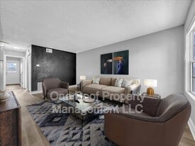 2000 Chateau Dr in Harrisonville, MO - Building Photo