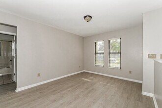 2123 SE 3rd St in Cape Coral, FL - Foto de edificio - Building Photo