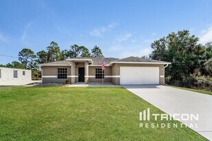 1054 Valentine St in North Port, FL - Building Photo