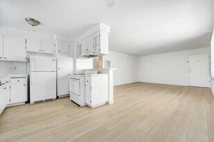 1723 S Barrington Ave in Los Angeles, CA - Building Photo