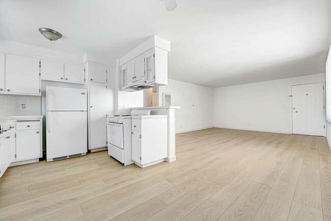 1723 S Barrington Ave