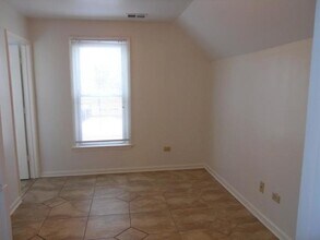 613 Washington St, Unit 3 in Waukegan, IL - Building Photo - Building Photo