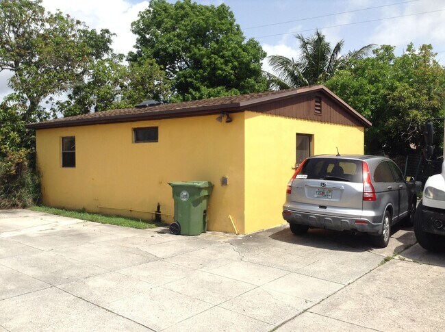 2877 Seminole Rd in Palm Springs, FL - Building Photo - Building Photo