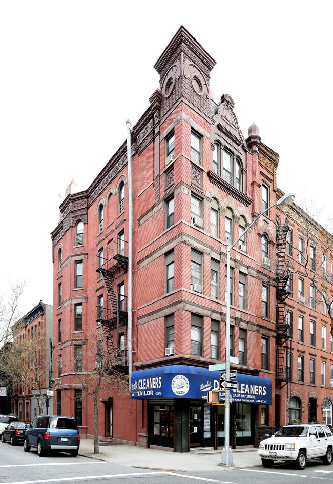 534 Henry St