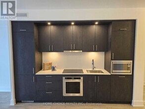 10 Inn On The Pk Dr in Toronto, ON - Building Photo - Building Photo