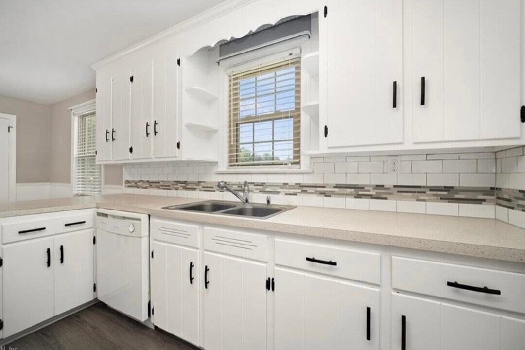 11385 Old Suffolk Rd in Windsor, VA - Building Photo