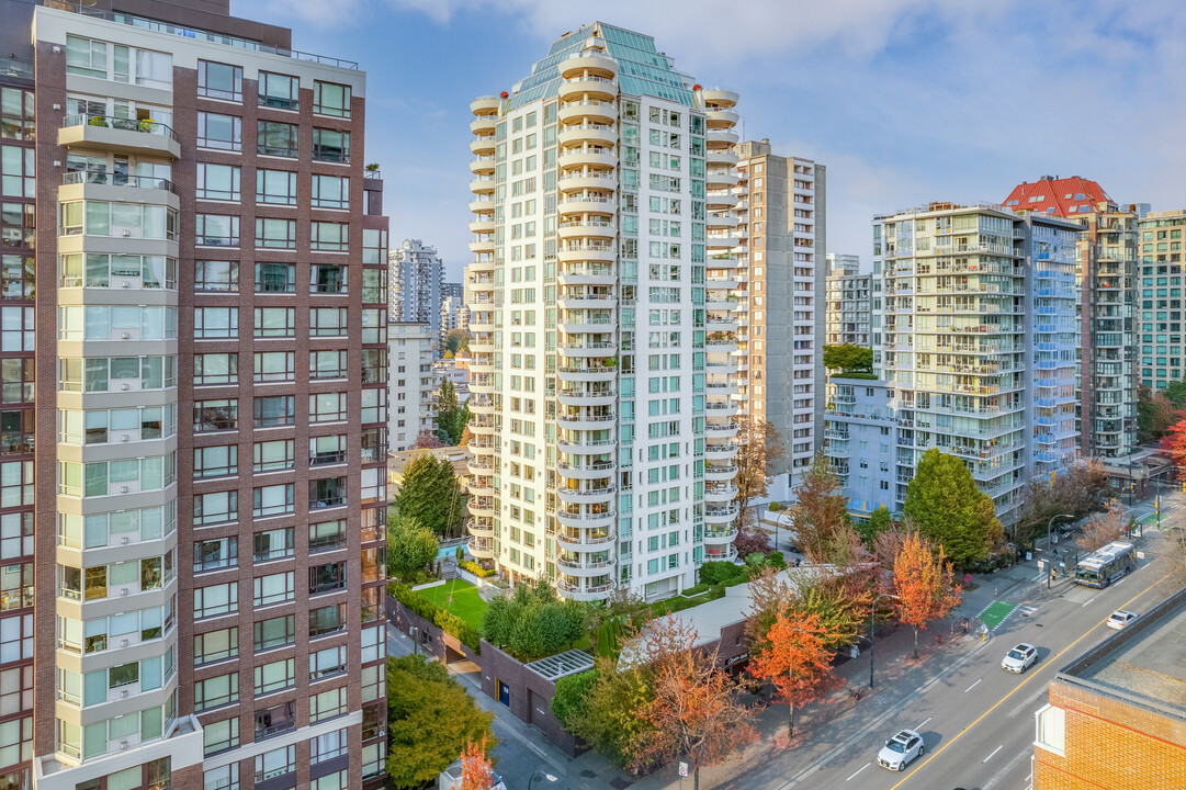 Crystallis in Vancouver, BC - Building Photo