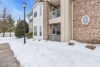 12 High Pointe Way in Matawan, NJ - Foto de edificio - Building Photo