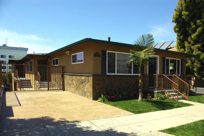 115 S Horne St in Oceanside, CA - Foto de edificio - Building Photo