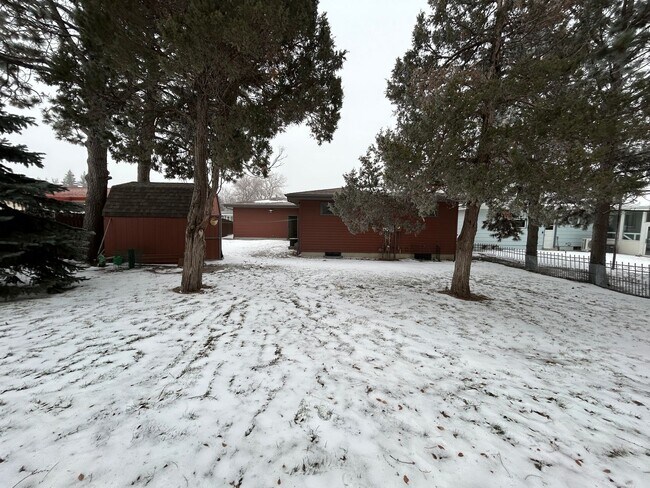 1043 12th Ave W in Dickinson, ND - Building Photo - Building Photo