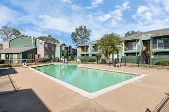 7700 W Airport Blvd in Houston, TX - Building Photo - Building Photo